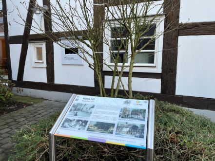 Foto der Tafel vor Haus Alf (© Stadt Verl)